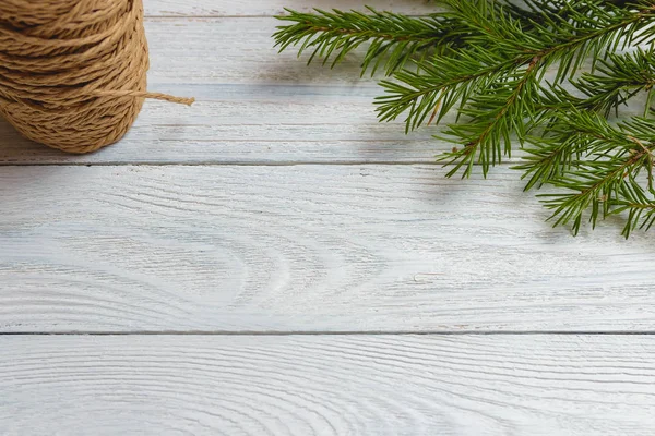 Capodanno e Natale mockup - arredamento natalizio su sfondo di legno bianco . — Foto Stock