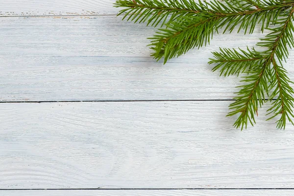 Capodanno e Mockup di Natale - ramo di abete su sfondo di legno bianco . — Foto Stock