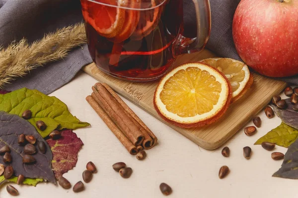 Vino caliente con canela. Sobre un fondo de madera brillante . — Foto de Stock