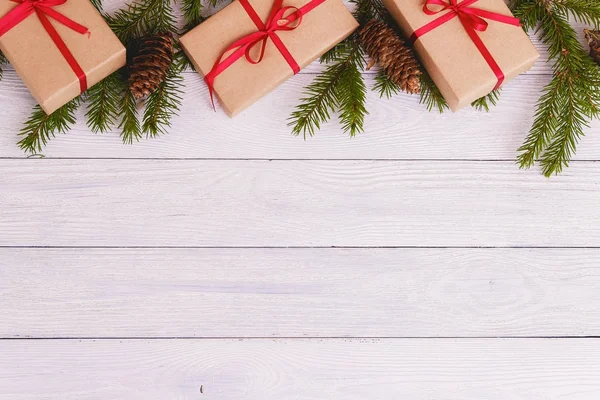 Noel arka plan yeşil dekoratif çam dalları ahşap arka plan sunar — Stok fotoğraf