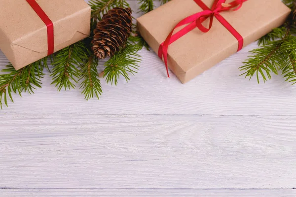 Різдвяний фон Зелені декоративні ялинкові гілки Подарунки дерев'яний фон — стокове фото