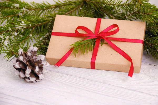 Noel arka plan yeşil dekoratif çam dalları ahşap arka plan sunar.