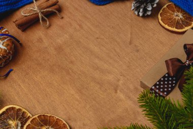 Köknar, eşarp, Kuru turuncu, koni, bisküvi, tarçın ile Noel arka plan