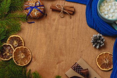 Köknar, eşarp, Kuru turuncu, koni, bisküvi, tarçın ile Noel arka plan