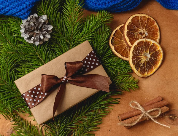 Різдвяний подарунок або подарункова коробка, загорнута в крафт-папір на різдвяній прикрасі — стокове фото
