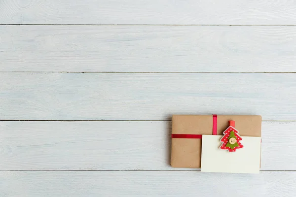 Vintage Hediyelik kutu paket Beyaz ahşap zemin üzerinde boş hediye etiketiyle — Stok fotoğraf
