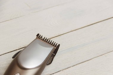 Kopya alanı ile ahşap arka plan üzerinde şık profesyonel saç kesme makineleri