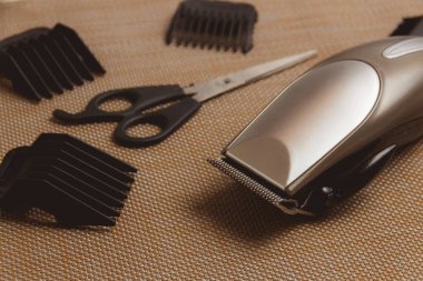 Şık profesyonel saç kesme makineleri, kahverengi zemin üzerine aksesuarlar