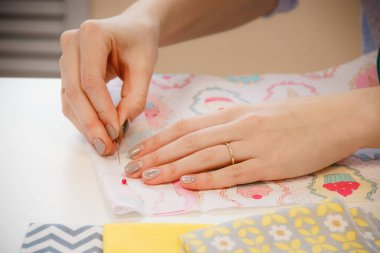 Genç terzi pimleri ile uzunluk ölçme