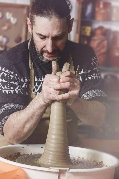 Anciano haciendo olla usando rueda de cerámica en estudio —  Fotos de Stock