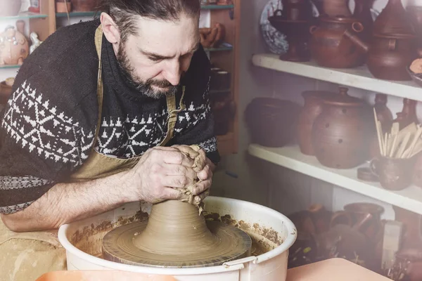 Elderly man making pot using pottery wheel in studio — Stock Photo, Image
