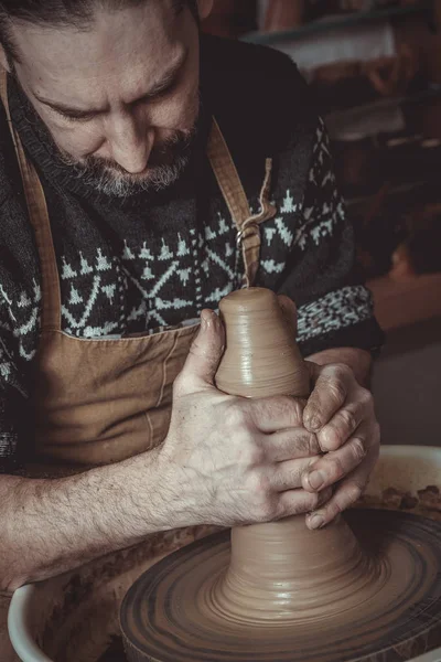 Anciano haciendo olla usando rueda de cerámica en estudio —  Fotos de Stock