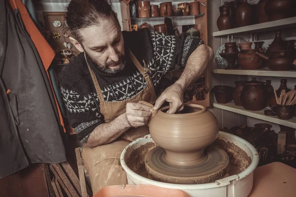 スタジオ陶器のホイールを使用してポットを作る老人 — ストック写真