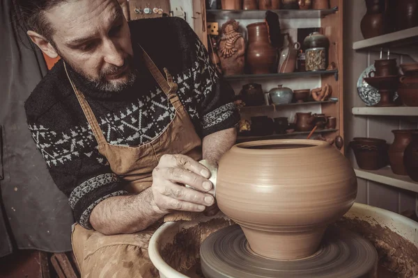 Anciano haciendo olla usando rueda de cerámica en estudio —  Fotos de Stock