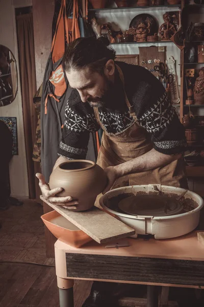 Anciano haciendo olla usando rueda de cerámica en estudio —  Fotos de Stock