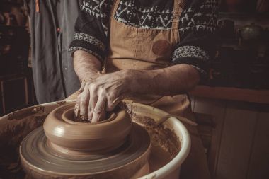 yaşlı adam pot çanak çömlek çarkı Studio'yu kullanarak yapma