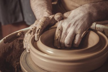 yaşlı adam pot çanak çömlek çarkı Studio'yu kullanarak yapma