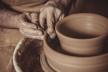 yaşlı adam pot çanak çömlek çarkı Studio'yu kullanarak yapma