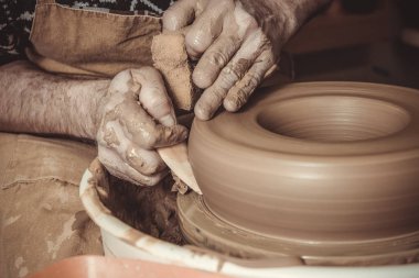 yaşlı adam pot çanak çömlek çarkı Studio'yu kullanarak yapma
