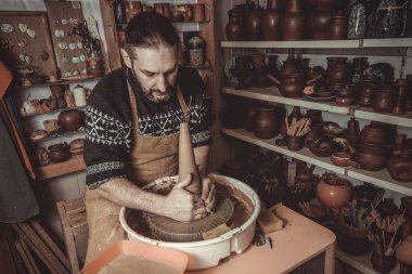Yetişkin erkek potter usta kil ezme