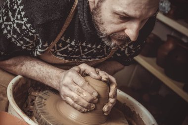 Yetişkin erkek potter usta kil ezme