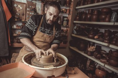 Yetişkin erkek potter usta kil ezme