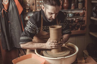 yaşlı adam pot çanak çömlek çarkı Studio'yu kullanarak yapma