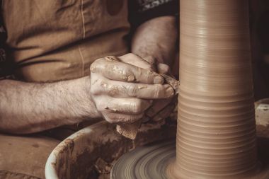 yaşlı adam pot çanak çömlek çarkı Studio'yu kullanarak yapma