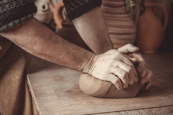 Взрослый мужчина-гончар смешивает глину — стоковое фото