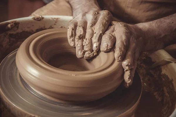 Elderly man making pot using pottery wheel in studio — Stock Photo, Image