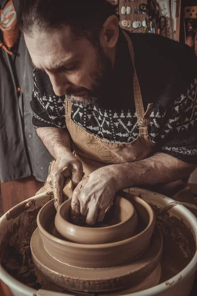 Anciano haciendo olla usando rueda de cerámica en estudio — Foto de Stock