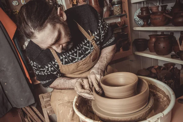 スタジオ陶器のホイールを使用してポットを作る老人 — ストック写真