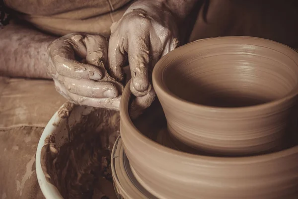 Anciano haciendo olla usando rueda de cerámica en estudio —  Fotos de Stock