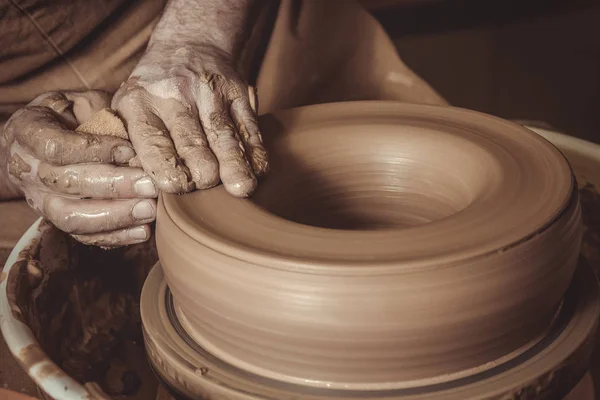 Elderly man making pot using pottery wheel in studio — Stock Photo, Image