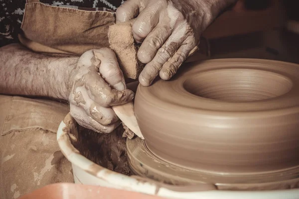 Anciano haciendo olla usando rueda de cerámica en estudio —  Fotos de Stock