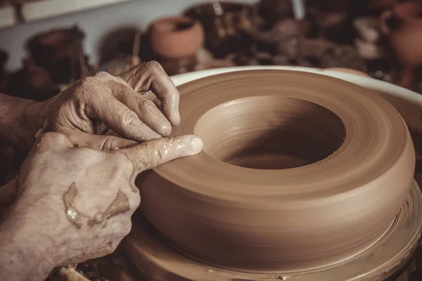 Elderly man making pot using pottery wheel in studio — Stock Photo, Image