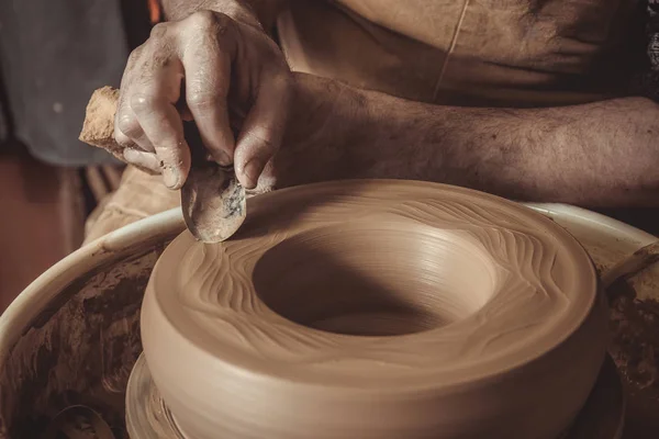 Anciano haciendo olla usando rueda de cerámica en estudio — Foto de Stock