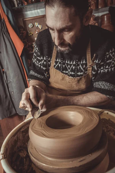 Anciano haciendo olla usando rueda de cerámica en estudio —  Fotos de Stock