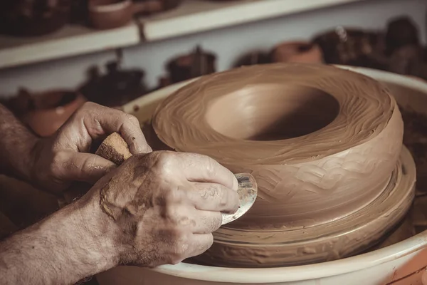 Elderly man making pot using pottery wheel in studio — Stock Photo, Image