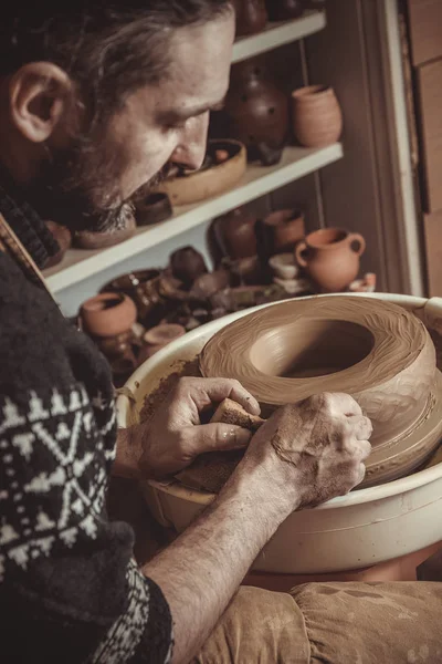 Anciano haciendo olla usando rueda de cerámica en estudio —  Fotos de Stock