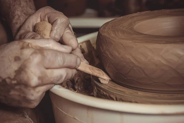 Homem idoso fazendo pote usando roda de cerâmica no estúdio — Fotografia de Stock