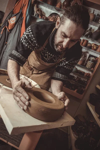 Anciano haciendo olla usando rueda de cerámica en estudio —  Fotos de Stock