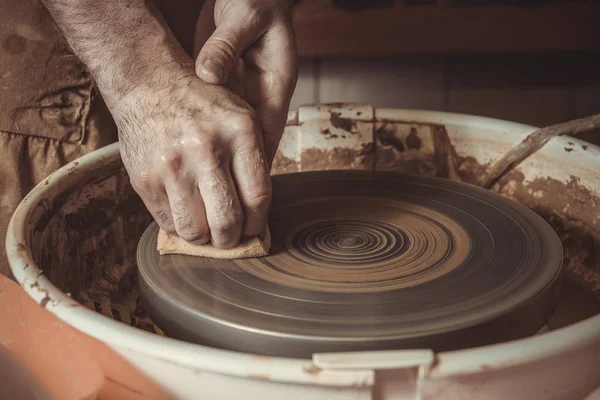 Anciano haciendo olla usando rueda de cerámica en estudio —  Fotos de Stock