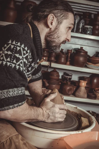 Adulto maschio maestro vasaio schiacciare l'argilla — Foto Stock