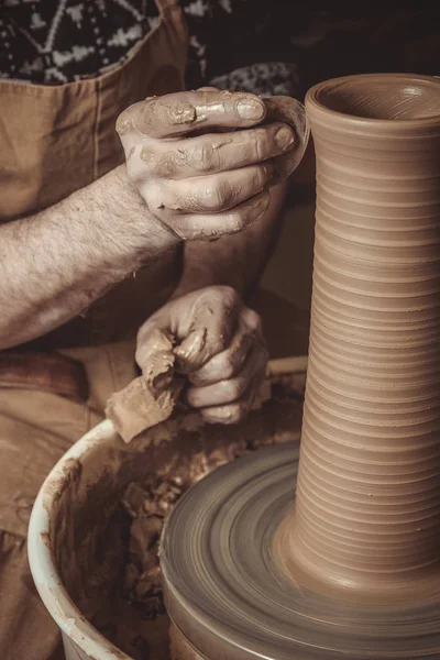 Oudere man maken pot aardewerk wiel met studio — Stockfoto