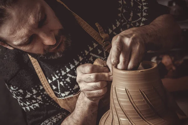 Uomo anziano che fa pentola usando la ruota in ceramica in studio — Foto Stock