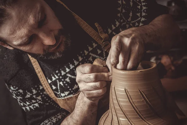 Homme âgé faisant pot en utilisant la roue de poterie en studio — Photo