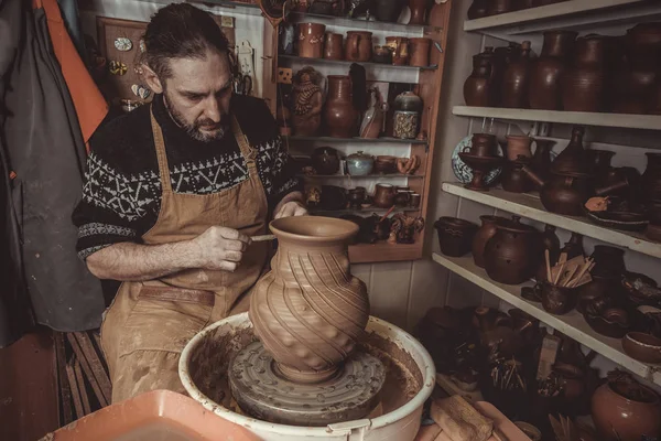 Anciano haciendo olla usando rueda de cerámica en estudio —  Fotos de Stock