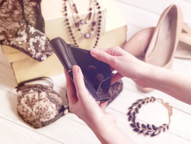 eller kadın giyim ve aksesuarları karşı boş çanta alışveriş sonra açın.