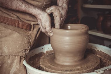 yaşlı adam pot çanak çömlek çarkı Studio'yu kullanarak yapma